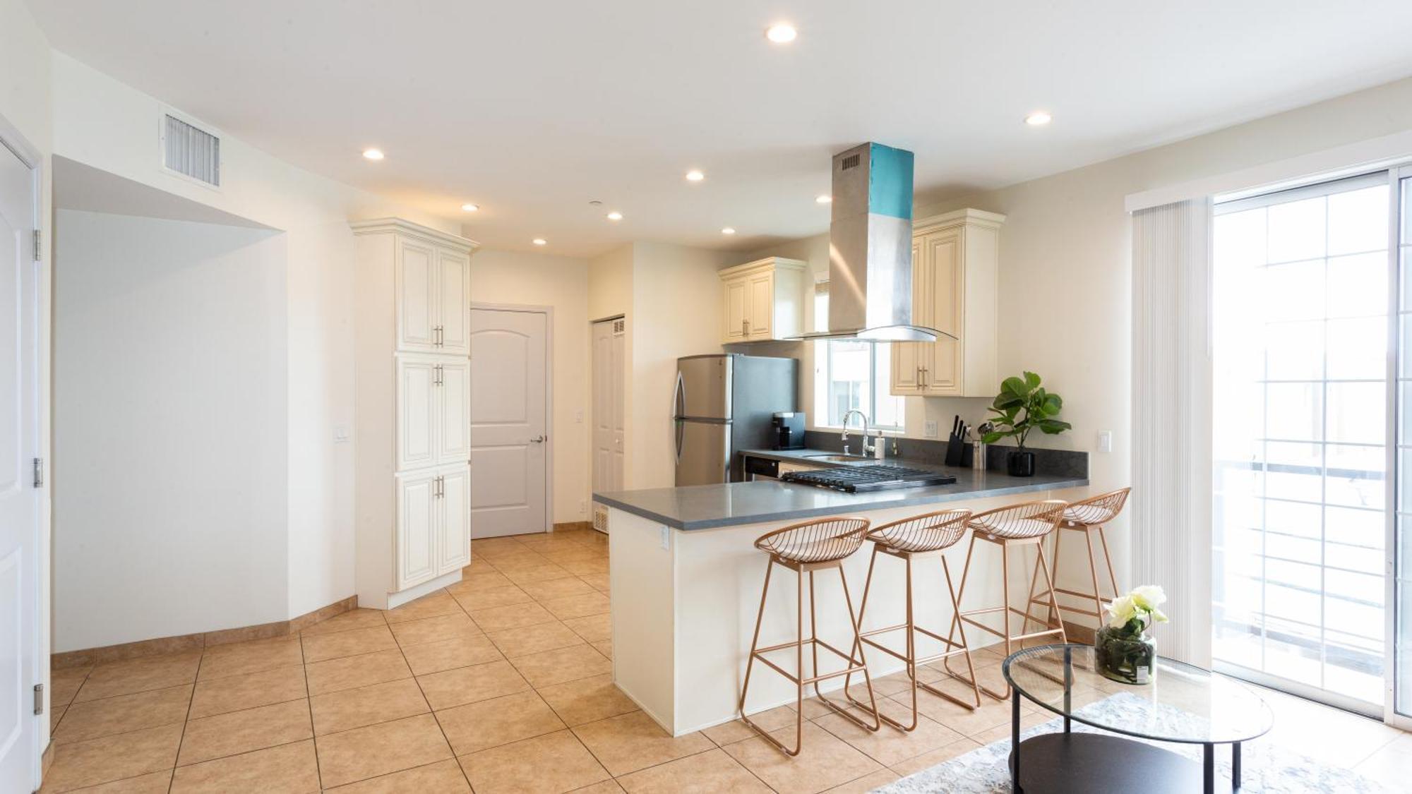 Three-Bedroom Hollywood Condo Los Angeles Exterior photo